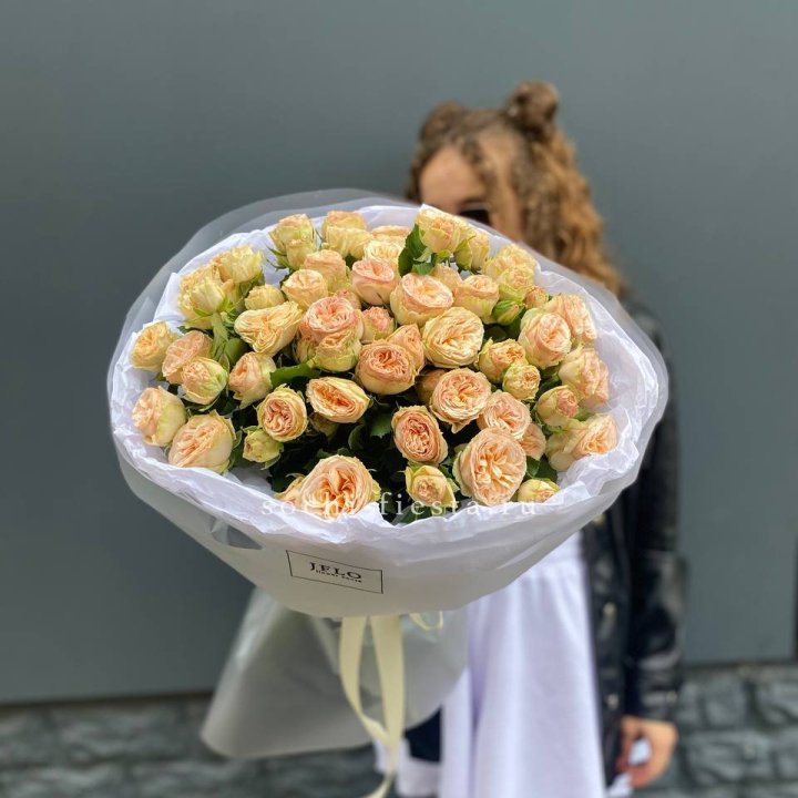 15 пионовидных роз в Якутске