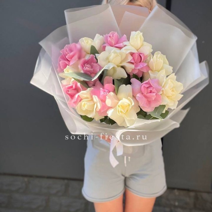 15 бело-розовых роз в Якутске
