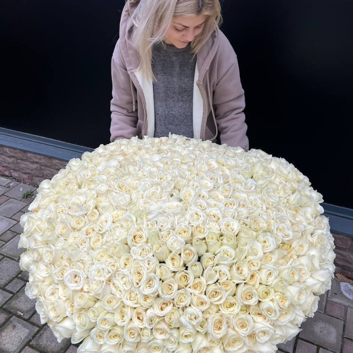 501 белая роза в корзине в Якутске