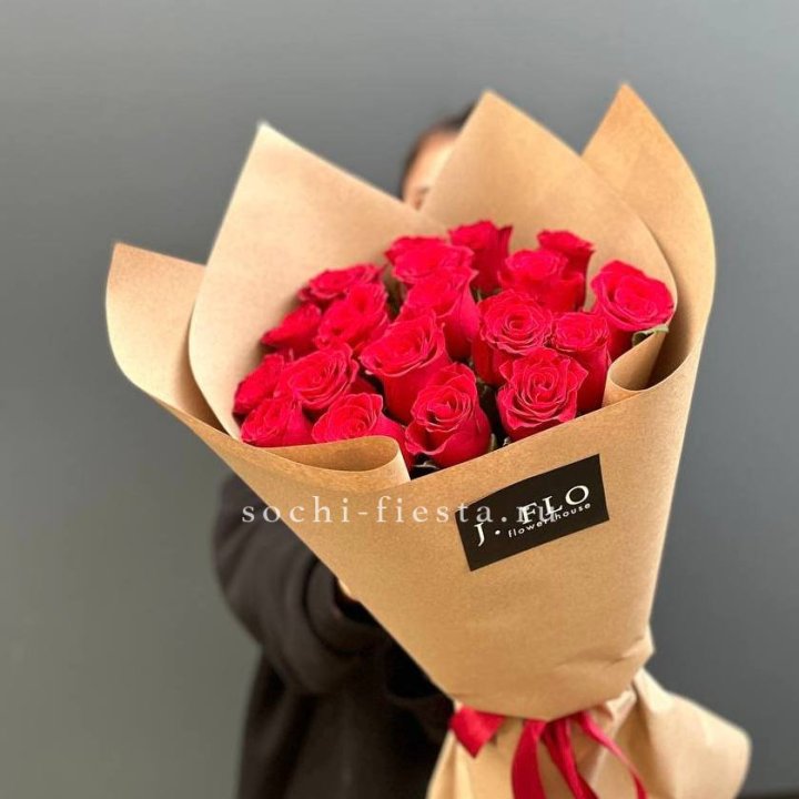 19 красных роз в крафте в Якутске
