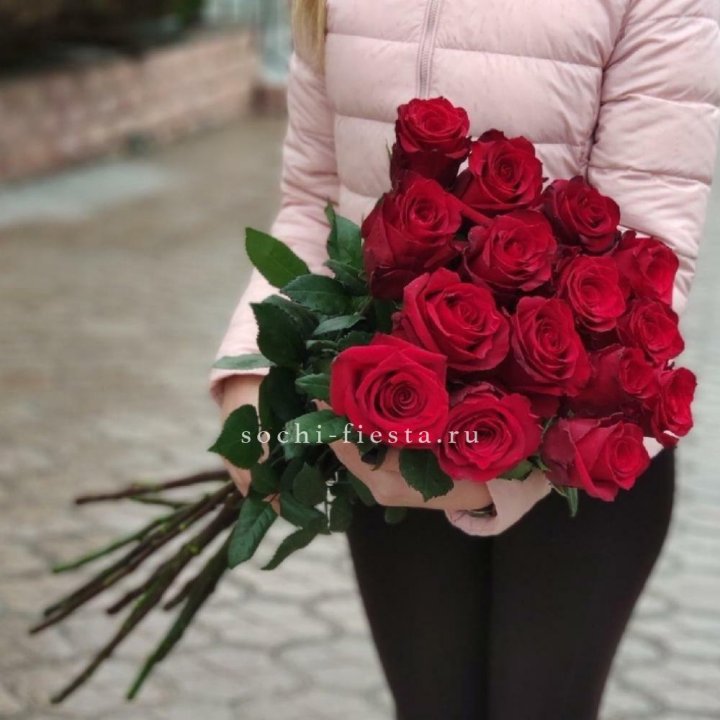 15 высоких красных роз в Якутске