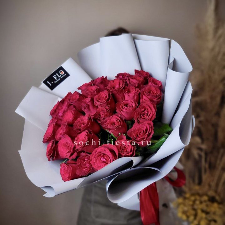 Красные розы 33 шт в Якутске