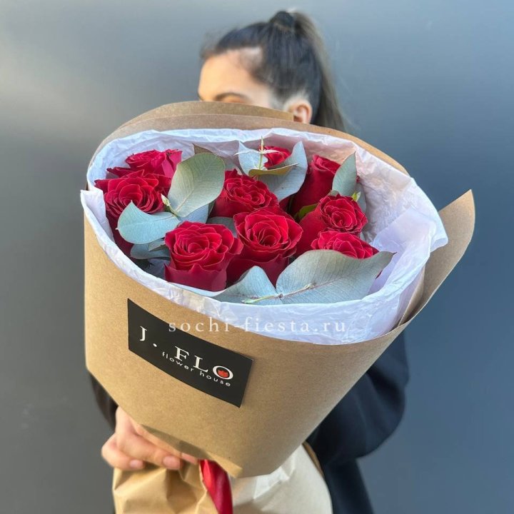 9 роз с эвкалиптом в Якутске