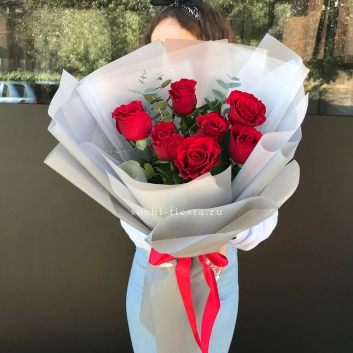 7 красных роз с эвкалиптом  в Якутске