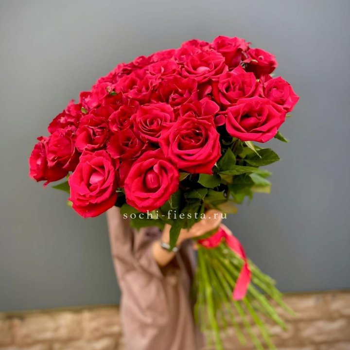 51 высокая красная роза в Якутске