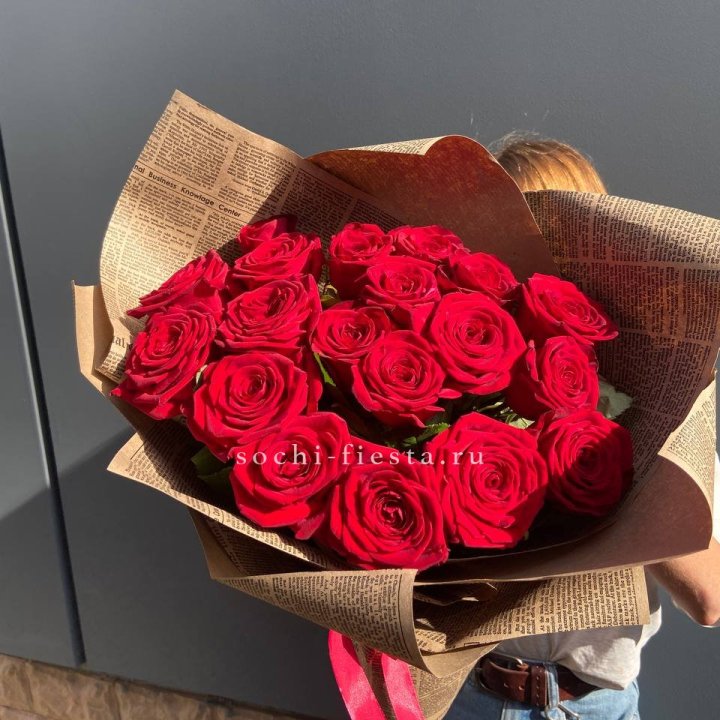 19 красных роз Леди Крафт в Якутске
