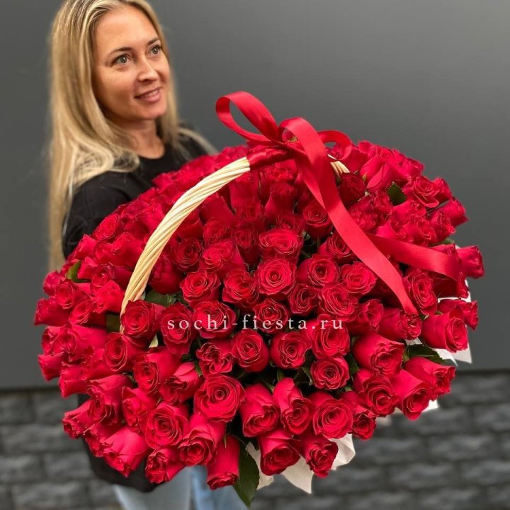 151 красная  роза в корзине в Якутске