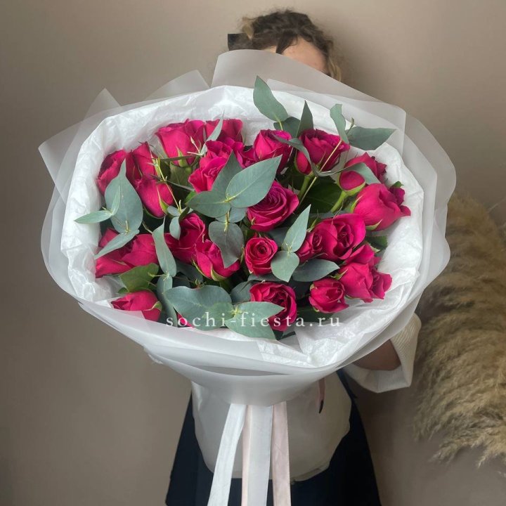 25 малиновых роз с эвкалиптом в Якутске