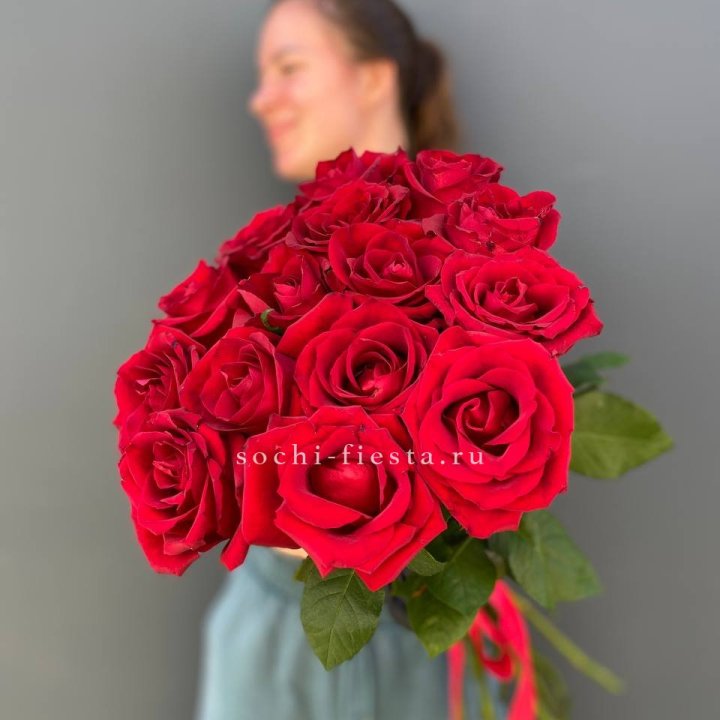 15 красных роз под ленту в Якутске