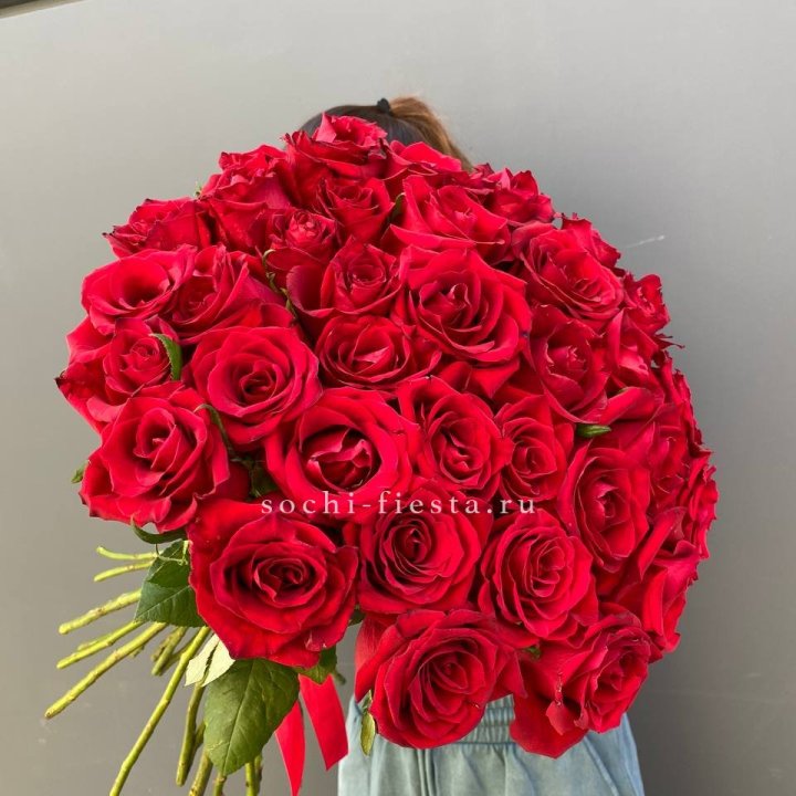 35 красных роз под ленту в Якутске