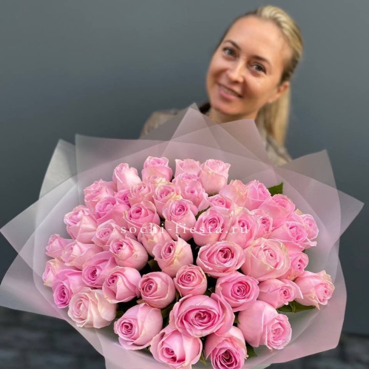 51 розовая роза в Якутске