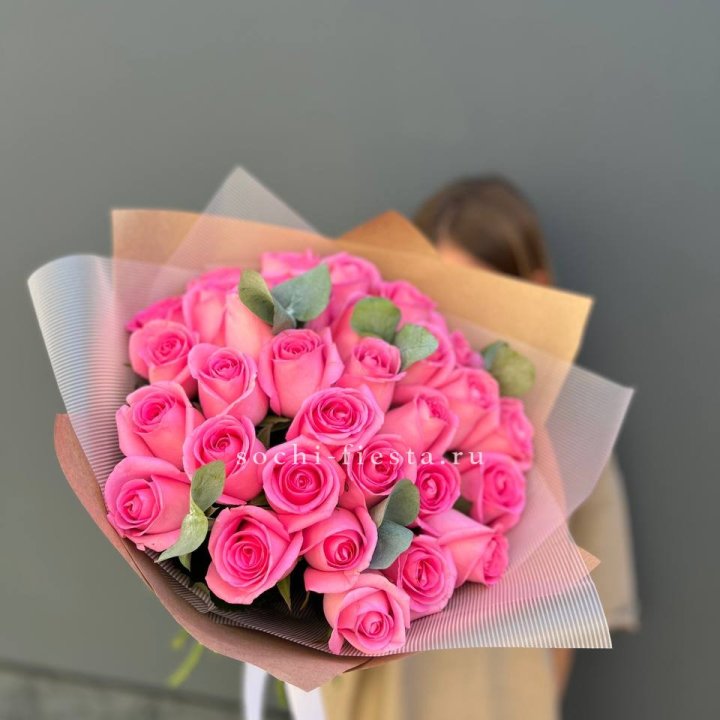 31 розовая роза с эвкалиптом в Якутске