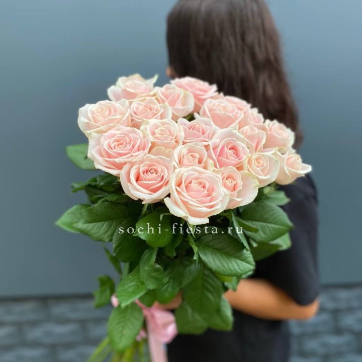 Высокие розовые розы в Якутске