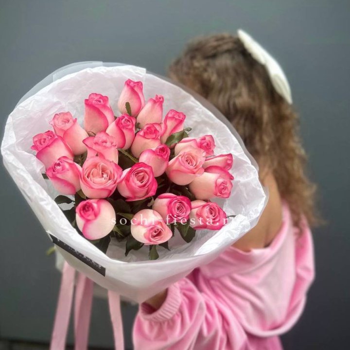 21 розовые розы Венди  в оформлении в Якутске