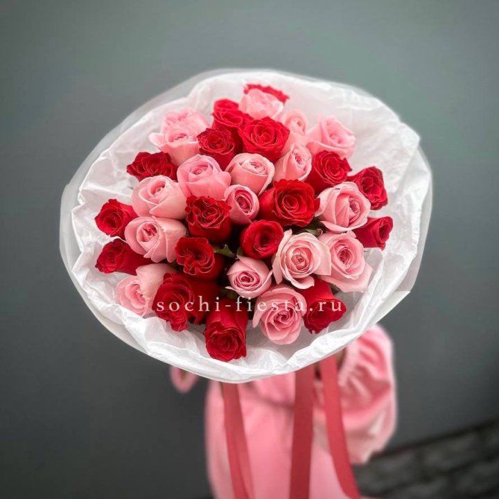 Букет красных и розовых 35 роз в Якутске