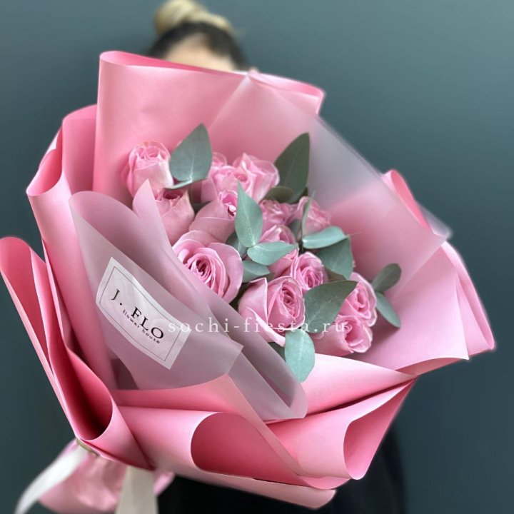 15 Розовых роз с эвкалиптом в Якутске