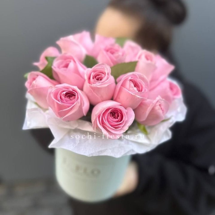 17 розовых роз в цилиндре в Якутске