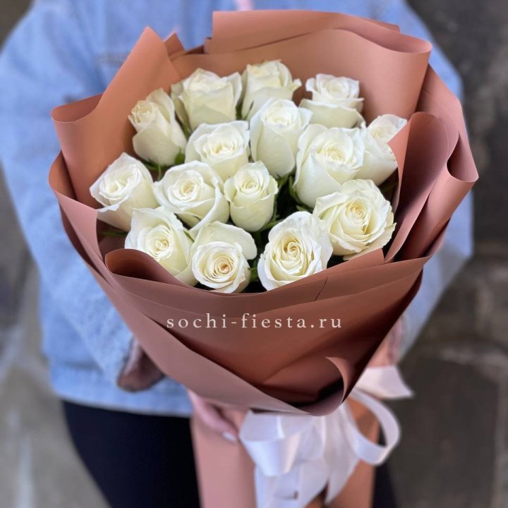 15 белых роз сиена в Якутске