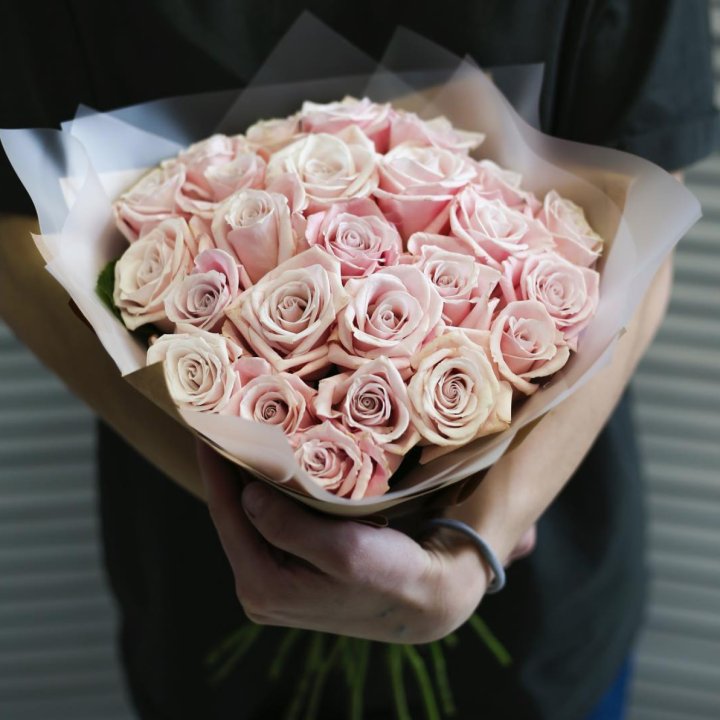27 кремовых роз в Якутске