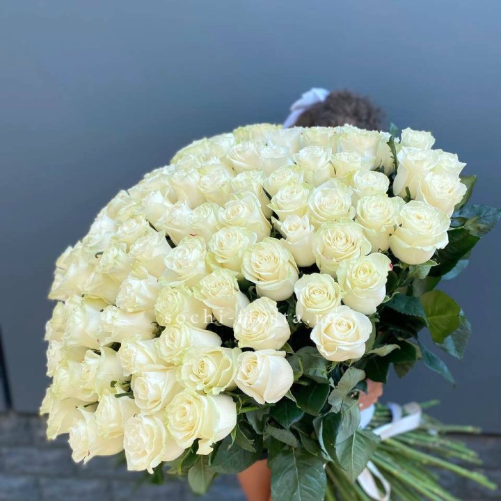 101 белая высокая роза в Якутске