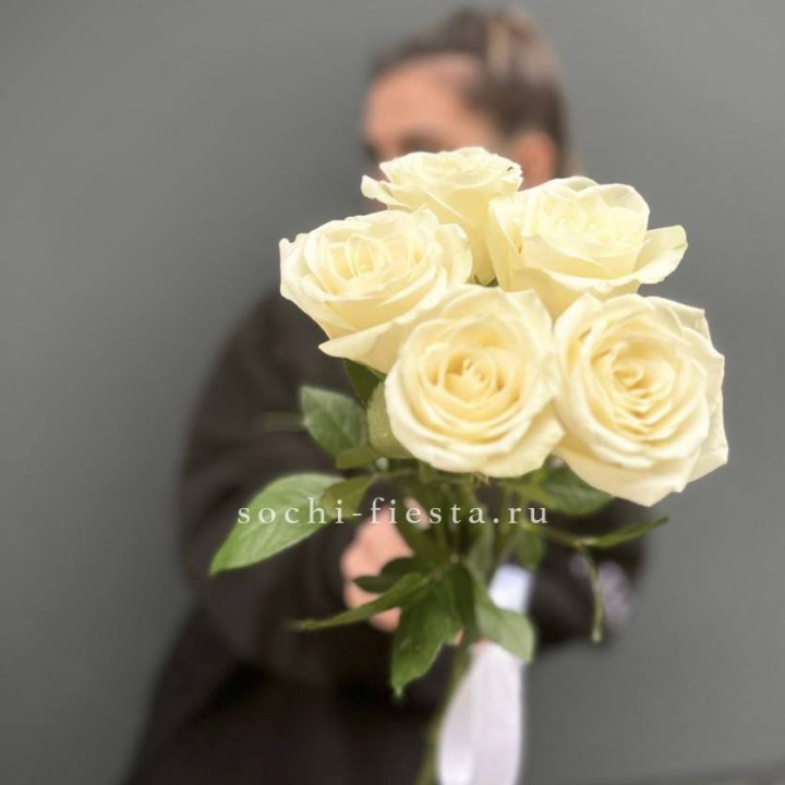 Букет 5 белых роз  в Якутске