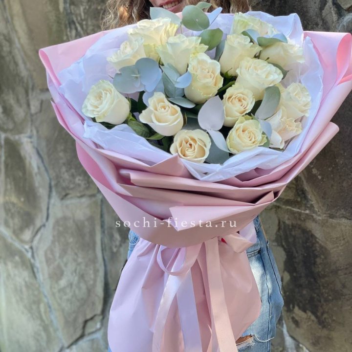 Белые розы в авторском оформлении в Якутске