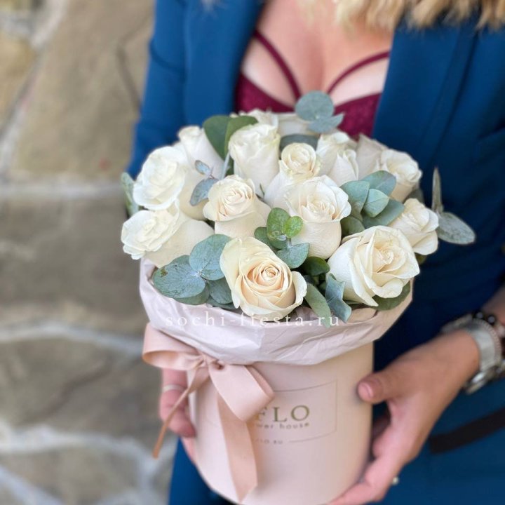 Цилиндр из белых роз в Якутске