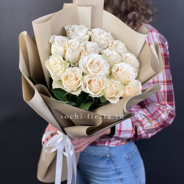 15 белых роз кофе в Якутске