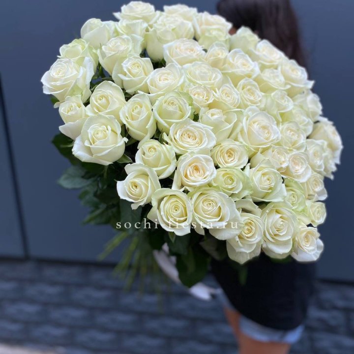 51 белоснежная высокая роза в Якутске