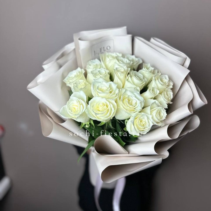 19 белых роз  в Якутске