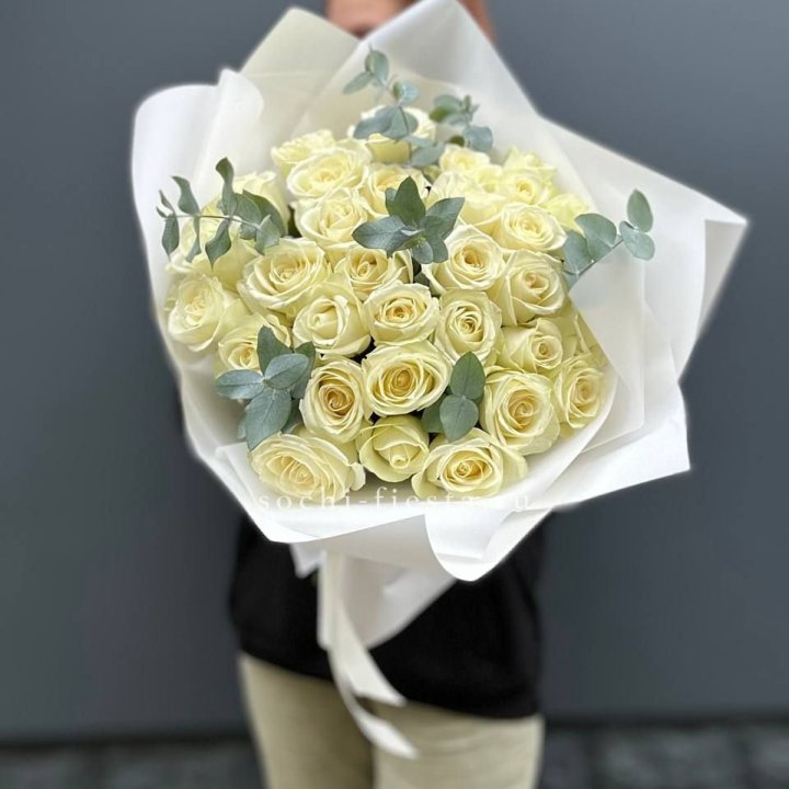 31 белая роза с эвкалиптом в Якутске