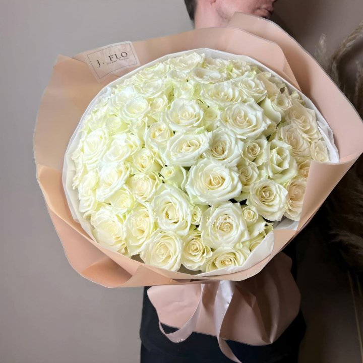 51 белая  роза в оформлении в Якутске