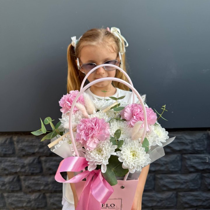 Сумочка из стойких хризантем и диантуса в Якутске