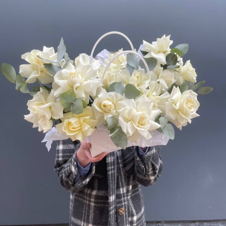 15 белых роз в сумочке в Якутске