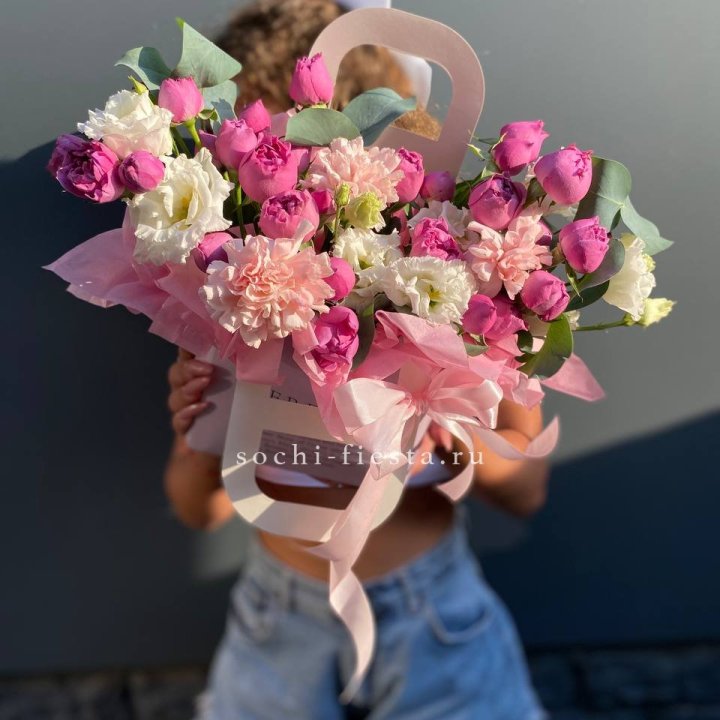 Сумочка с кустовой розой и диантусами в Якутске