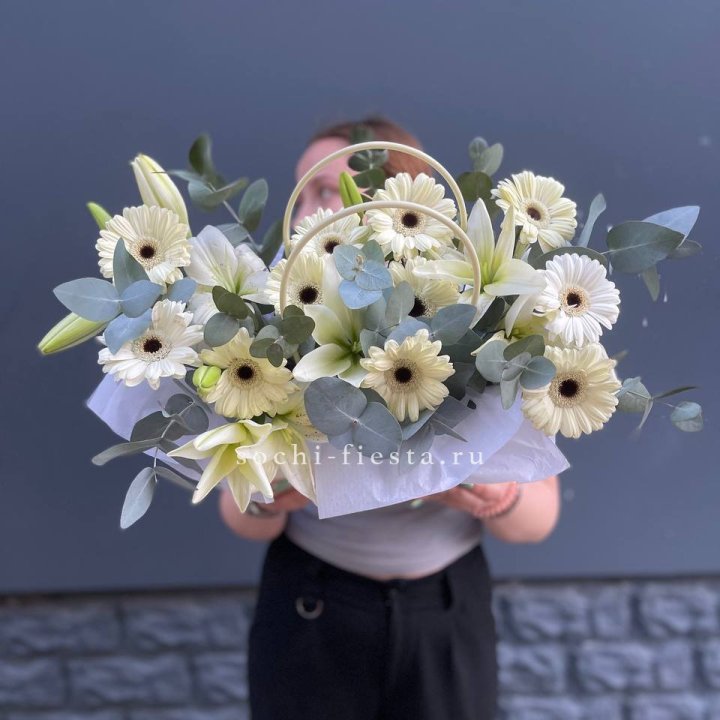 Сумочка лилии и герберы в Якутске