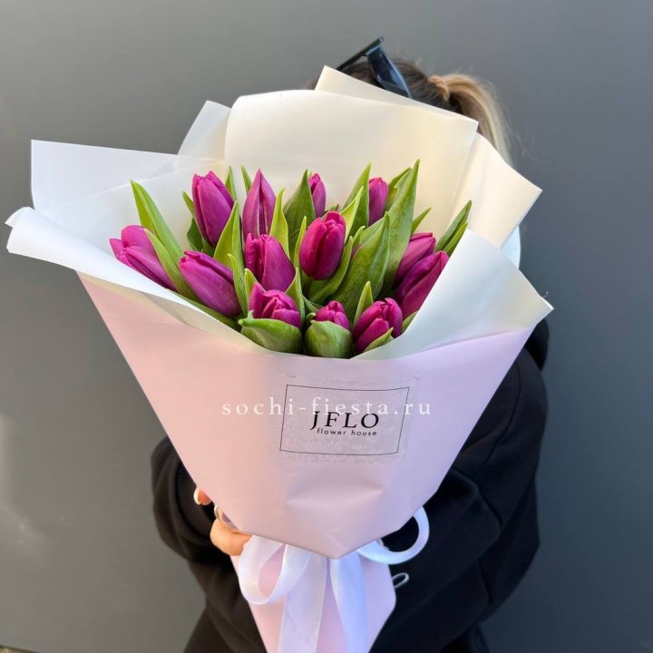 15 пурпурных тюльпанов в Якутске