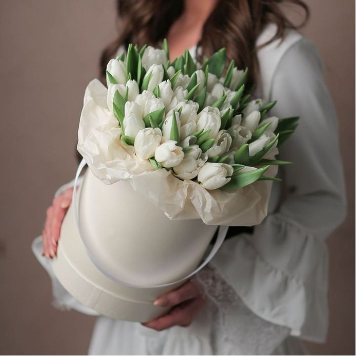 Тюльпаны в цилиндре  в Якутске