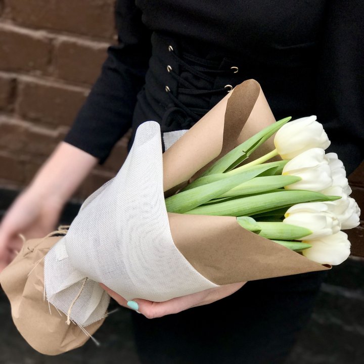 Букет белых тюльпанов в Якутске