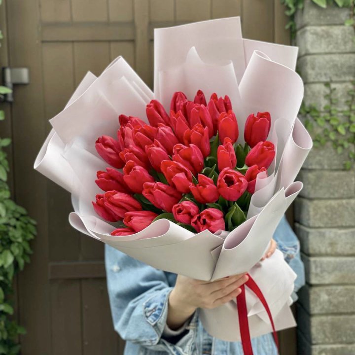 35 красных тюльпанов в Якутске